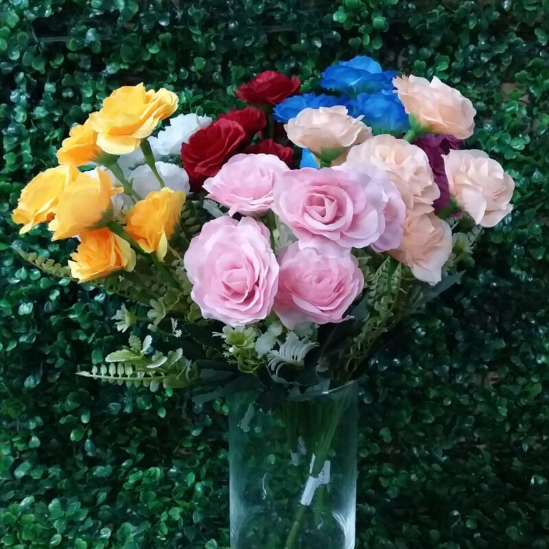 Ramo de rosas con helecho